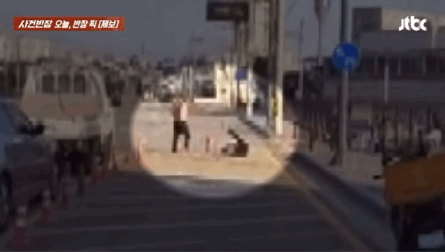 [뉴시스] 대낮에 도로 한복판에서 버스 기사를 폭행한 뒤 달아난 50대 오토바이 운전자를 경찰이 쫓고 있다. (영상=JTBC '사건반장') *재판매 및 DB 금지