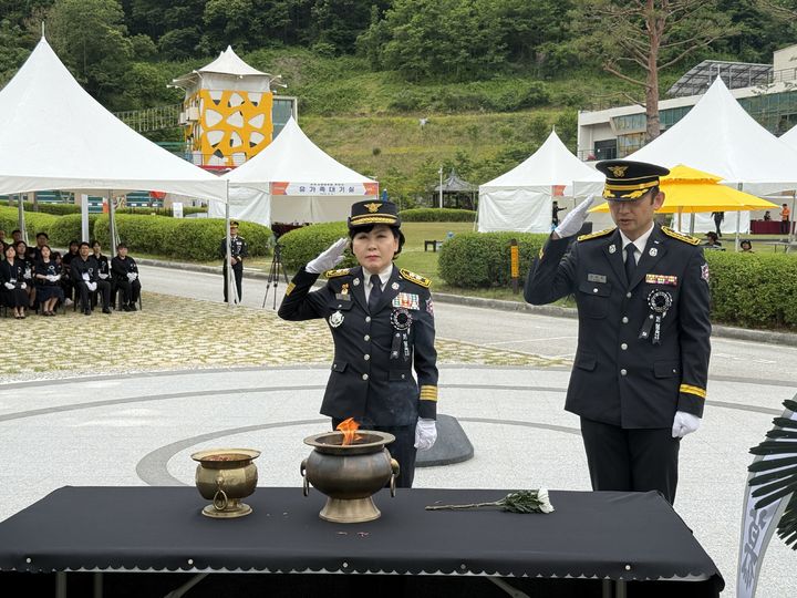[임실=뉴시스] 6일 전북 임실군 119안전체험관 내 추모공간에서 열린 순직 소방공무원 추모식에서 이오숙 전북특별자치도소방본부장이 경례하고 있다. (사진=전북도소방본부 제공) 2025.06.06. photo@newsis.com *재판매 및 DB 금지