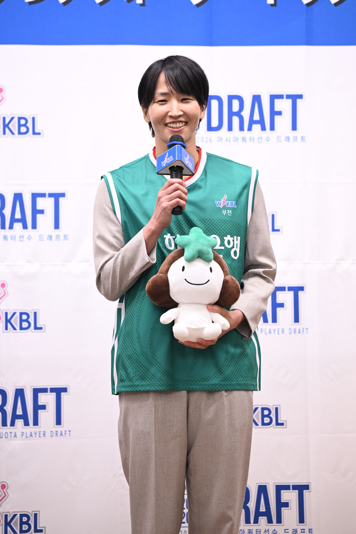 [서울=뉴시스] 2025~2026시즌 한국여자농구연맹(WKBL) 아시아쿼터선수 드래프트 전체 1순위로 부천 하나은행에 입단한 이이지마 사키. (사진=WKBL 제공) *재판매 및 DB 금지