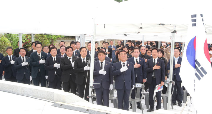 [울산=뉴시스] 울산 울주군은 6일 현충일을 맞아 국가유공 4형제 전사자 추모사업회(회장 성기대)가 울주군 두동면 충효정 충혼탑에서 ‘국가유공 4형제 전사자 합동 추모제’를 열었다고 밝혔다. (사진= 울주군 제공) 2025.06.06.photo@newsis.com *재판매 및 DB 금지