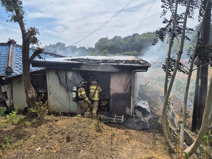 [서산=뉴시스] 현충일인 6일 오후 1시51분께 충남 서산시 팔봉면 흑석리에서 집으로 쓰이는 한 컨테이너에서 불이 나 소방대원들이 진화에 나서고 있다. (사진=서산소방서 제공) 2025.06.06. photo@newsis.com *재판매 및 DB 금지