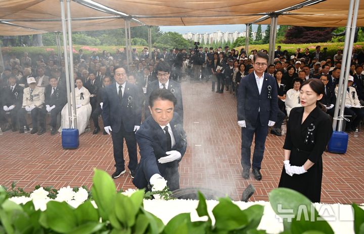 [창원=뉴시스]6일 경남 창원특례시 충혼탑에서 거행된 경남도 주최·창원시 주관 '제70회 현충일 추념식'에 참석한 경남도의회 최학범 의장이 도의원 대표로 헌화하고 있다.(사진=경남도의회 제공) 2025.06.06. photo@newsis.com