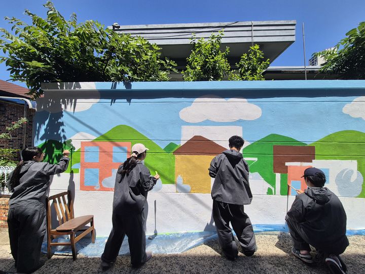 [대구=뉴시스] 대구 남부경찰서는 범죄에방진단팀, 영남이공대 웹툰과 등과 함께 남구 대명4동 일대 골목길 벽화 조성을 진행했다. (사진=대구 남부경찰서 제공) 2025.06.06. photo@newsis.com *재판매 및 DB 금지