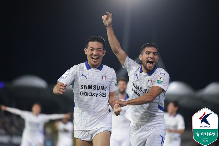 [서울=뉴시스] 프로축구 K리그2 수원 삼성의 이기제, 브루노 실바. (사진=한국프로축구연맹 제공)