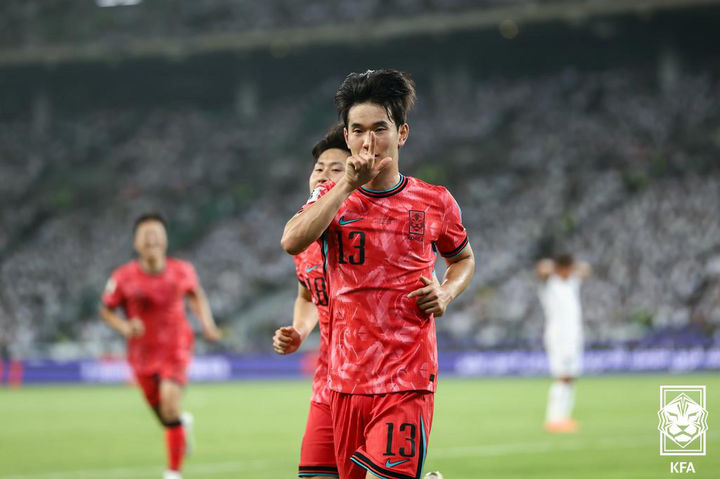 [서울=뉴시스] 최동준 기자 = 6일 이라크 바스라 국제경기장에서 열린 2026 국제축구연맹(FIFA) 북중미 월드컵 아시아 3차 예선 한국과 이라크의 경기에서 김진규가 선제골을 성공시킨 뒤 기뻐하고 있다. (사진=대한축구협회 제공) 2025.06.06. photo@newsis.com *재판매 및 DB 금지