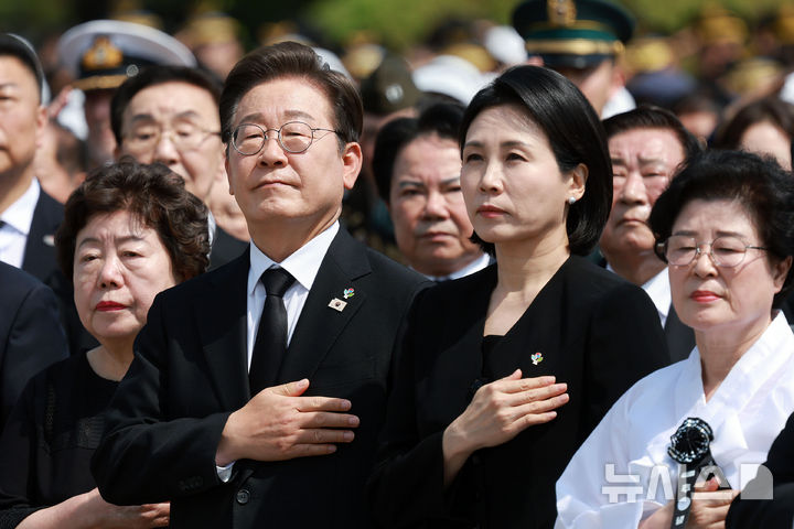 [서울=뉴시스] 고범준 기자 = 이재명 대통령과 김혜경 여사가 6일 서울 동작구 국립서울현충원에서 열린 제70회 현충일 추념식에서 참석자들과 국민의례를 하고 있다. 2025.06.06. bjko@newsis.com