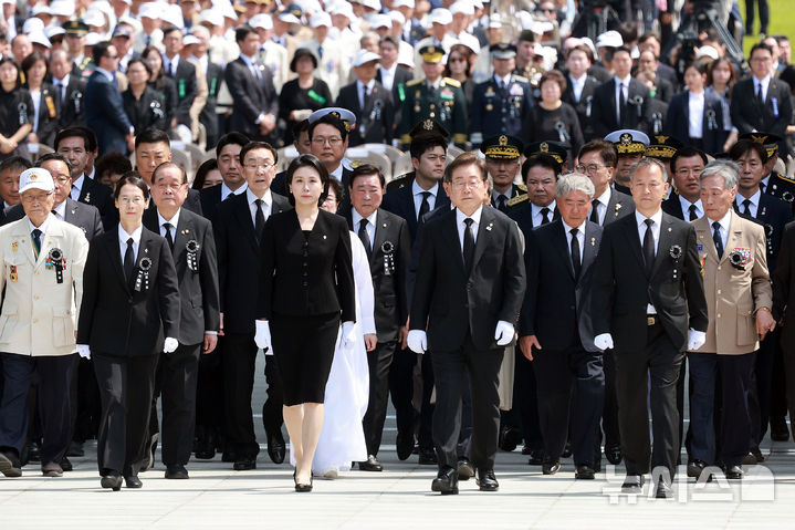 [서울=뉴시스] 고범준 기자 = 이재명 대통령과 김혜경 여사가 6일 서울 동작구 국립서울현충원에서 열린 제70회 현충일 추념식에서 현충탑 참배를 위해 들어서고 있다. 2025.06.06. bjko@newsis.com