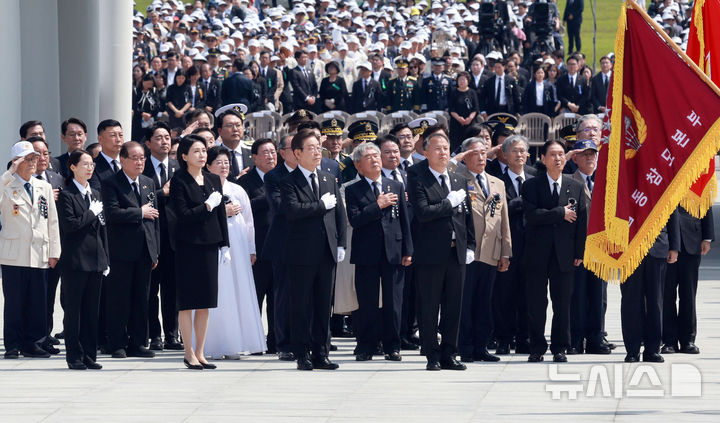 [서울=뉴시스] 고범준 기자 = 이재명 대통령과 김혜경 여사가 6일 서울 동작구 국립서울현충원에서 열린 제70회 현충일 추념식에서 현충탑 참배를 위해 들어서며 국기에 경례를 하고 있다. 2025.06.06. bjko@newsis.com
