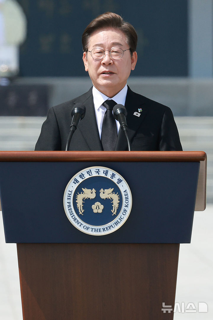 [서울=뉴시스] 고범준 기자 = 이재명 대통령이 6일 서울 동작구 국립서울현충원에서 열린 제70회 현충일 추념식에서 추념사를 하고 있다. 2025.06.06. bjko@newsis.com