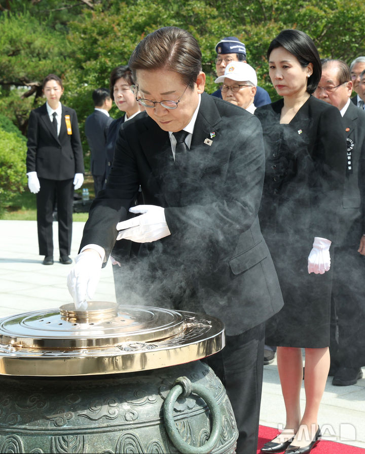 [서울=뉴시스] 고범준 기자 = 이재명 대통령이 6일 서울 동작구 국립서울현충원에서 열린 제70회 현충일 추념식에서 현충탑 참배를 하며 분향하고 있다. 2025.06.06. bjko@newsis.com