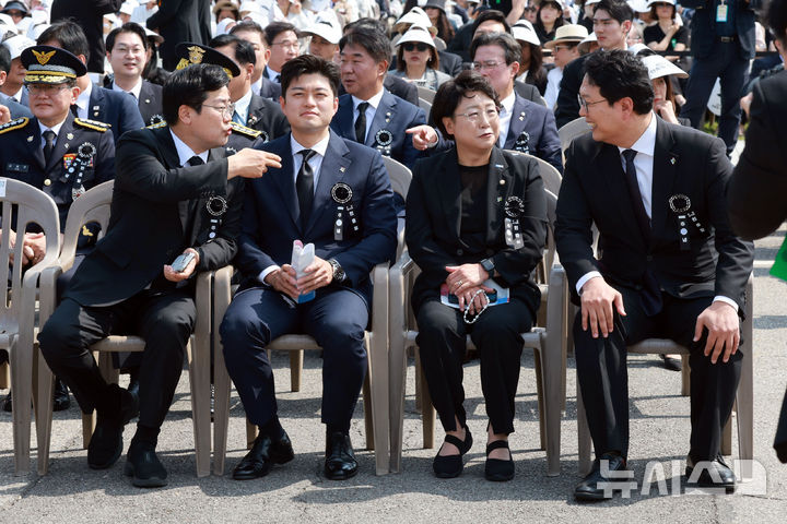 [서울=뉴시스] 고범준 기자 = 박찬대(왼쪽부터) 더불어민주당 당 대표 직무대행 겸 원내대표, 김용태 국민의힘 비상대책위원장, 김선민 조국혁신당 대표 권한대행, 천하람 개혁신당 당 대표 권한대행 겸 원내대표가 6일 서울 동작구 국립서울현충원에서 열린 제70회 현충일 추념식에서 대화하고 있다. 2025.06.06. bjko@newsis.com