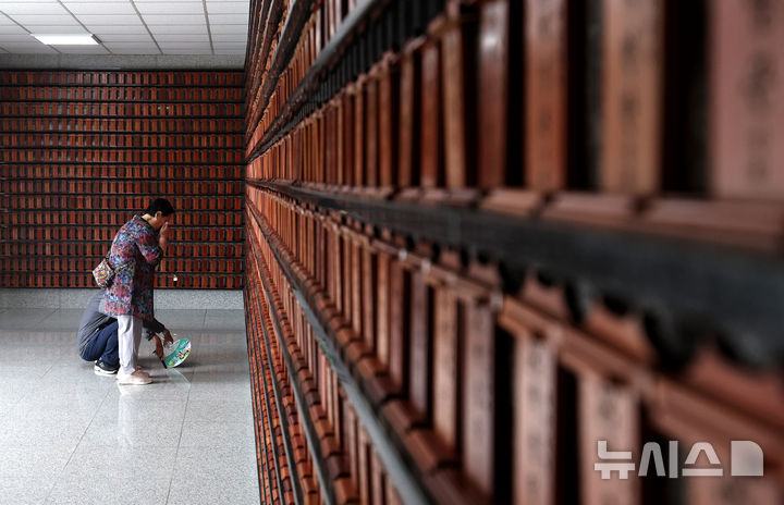 [대구=뉴시스] 이무열 기자 = 제70회 현충일인 6일 대구 남구 충혼탑 위패봉안실에서 참배객이 눈물을 닦고 있다. 2025.06.06. lmy@newsis.com