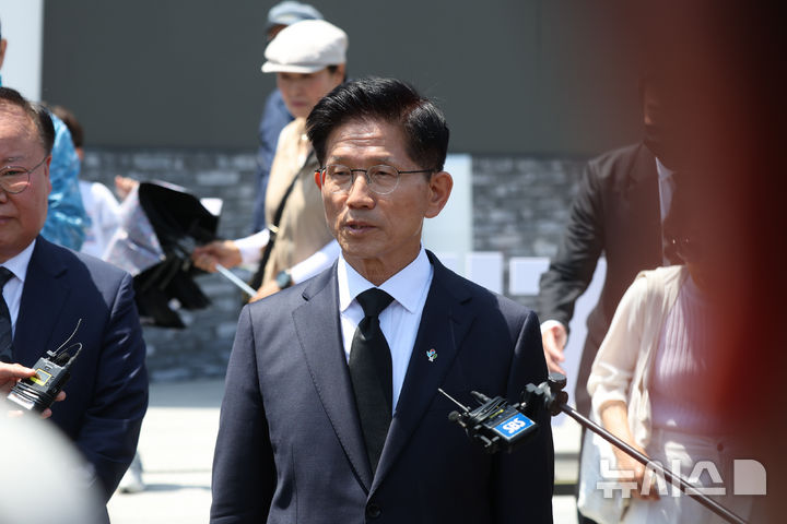 [서울=뉴시스] 김명년 기자 = 김문수 전 국민의힘 대통령 후보가 현충일인 6일 오전 서울 동작구 국립서울현충원에서 현충탑 참배를 마치고 백브리핑하고 있다. 2025.06.06. kmn@newsis.com