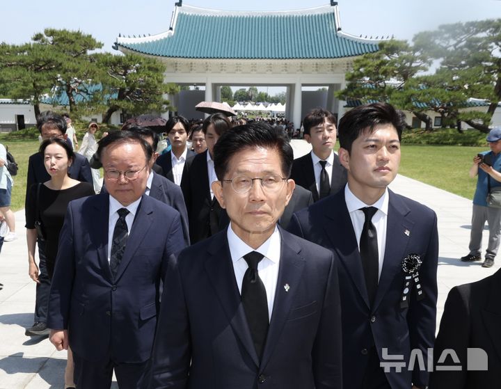 [서울=뉴시스] 김명년 기자 = 김문수 전 국민의힘 대통령 후보가 현충일인 6일 오전 서울 동작구 국립서울현충원에서 김용태 국민의힘 비상대책위원장과 대선 캠프 참모들과 함께 현충탑에 참배하기 위해 시민들 뒤로 줄 서고 있다. 2025.06.05. kmn@newsis.com