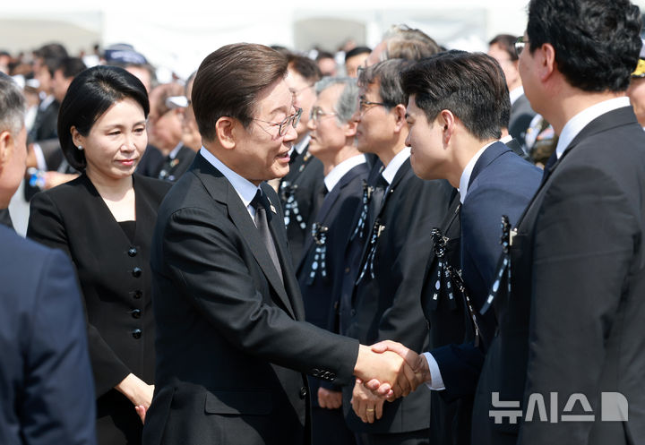 [서울=뉴시스] 고범준 기자 = 이재명 대통령이 6일 서울 동작구 국립서울현충원에서 열린 제70회 현충일 추념식에서 김용태 국민의힘 비상대책위원장과 악수하고 있다. 2025.06.06. bjko@newsis.com