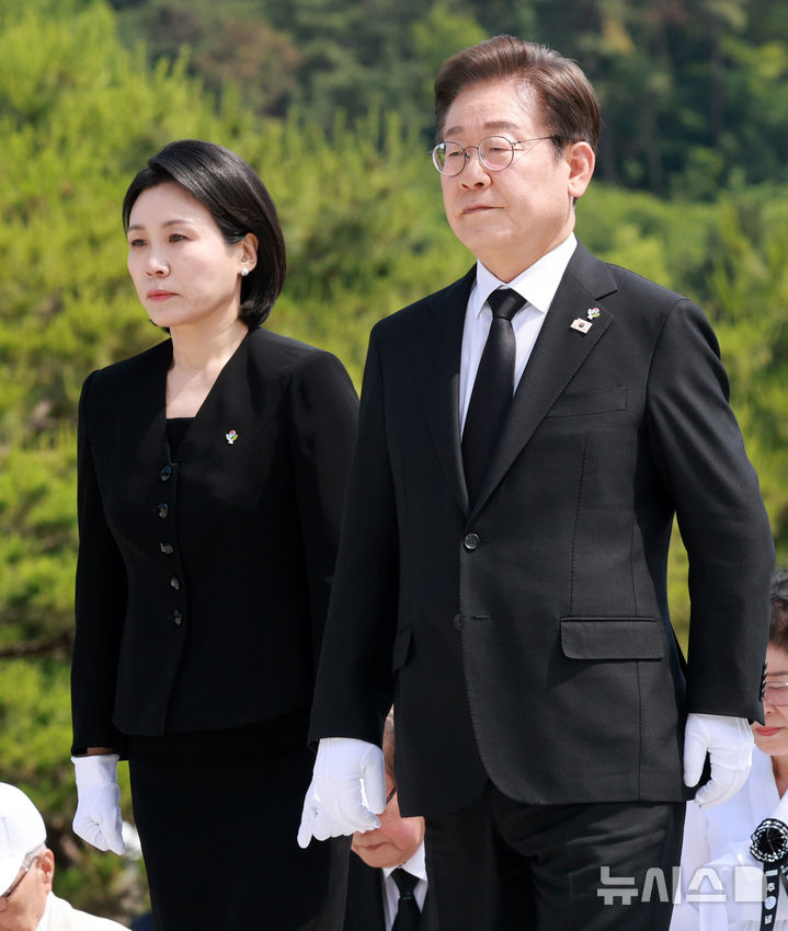[서울=뉴시스] 고범준 기자 = 이재명 대통령과 김혜경 여사가 6일 서울 동작구 국립서울현충원에서 열린 제70회 현충일 추념식에서 현충탑 참배를 위해 이동하고 있다. 2025.06.06. bjko@newsis.com
