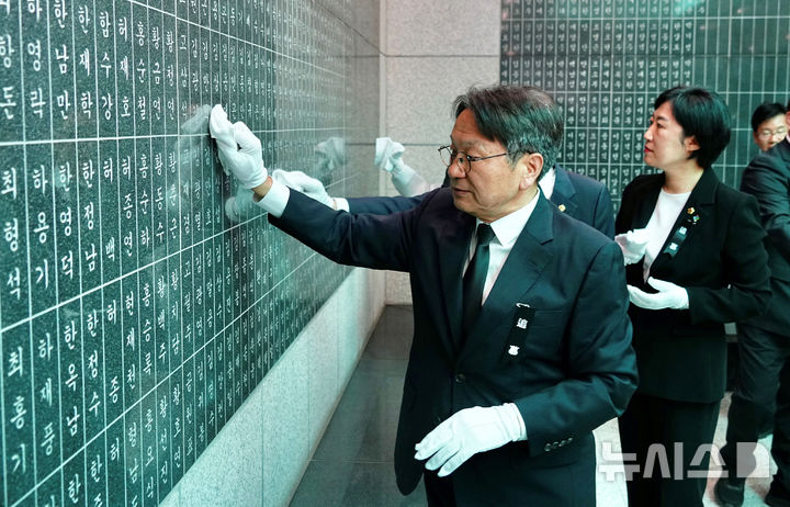 [광주=뉴시스] 강기정 광주시장 70회 현충일 추모. (사진=광주시청 제공). photo@newsis.com *재판매 및 DB 금지