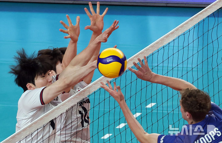 [천안=뉴시스] 강종민 기자 = 6일 충남 천안 유관순체육관에서 열린 2025 대한민국과 네덜란드 남자배구 국가대표 평가전에서 양팀 선수들이 네트 위에서 치열한 다툼을 벌이고 있다. 2025.06.06. ppkjm@newsis.com