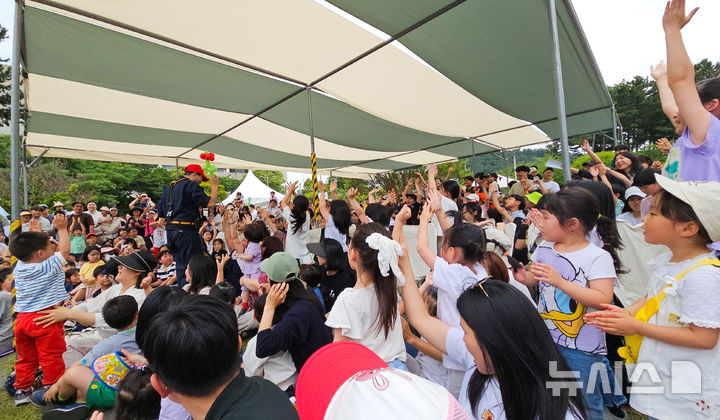 [제주=뉴시스] 우장호 기자 = 6일 제주시 한라도서관 일대에서 열린 생태체험 축제 '2025 숲으로 오라'에서 비눗방울쇼가 진행되고 있다. 8일까지 사흘간 열리는 '숲으로 오라' 축제는 제주관광공사가 2019년부터 매년 어린이를 비롯해 동반 가족을 대상으로 자연의 가치와 환경의 중요성을 알리기 위해 여는 참여행 생태체험 행사다. 2025.06.06. woo1223@newsis.com