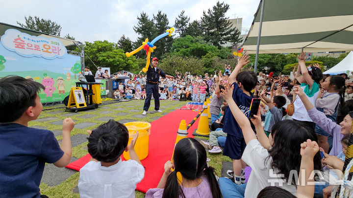 [제주=뉴시스] 우장호 기자 = 6일 제주시 한라도서관 일대에서 열린 생태체험 축제 '2025 숲으로 오라'에서 비눗방울쇼가 진행되고 있다. 8일까지 사흘간 열리는 '숲으로 오라' 축제는 제주관광공사가 2019년부터 매년 어린이를 비롯해 동반 가족을 대상으로 자연의 가치와 환경의 중요성을 알리기 위해 여는 참여행 생태체험 행사다. 2025.06.06. woo1223@newsis.com