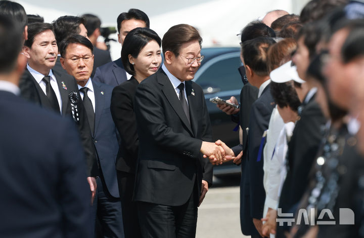 [서울=뉴시스] 고범준 기자 = 이재명 대통령과 김혜경 여사가 6일 서울 동작구 국립서울현충원에서 열린 제70회 현충일 추념식에 입장하며 참석자들과 인사를 하고 있다. 김 여사 뒤는 황인권 대통령경호처장. 2025.06.06. bjko@newsis.com