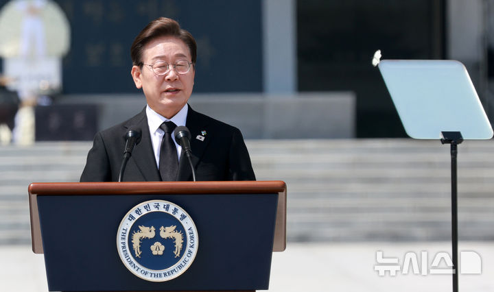 [서울=뉴시스] 고범준 기자 = 이재명 대통령이 6일 서울 동작구 국립서울현충원에서 열린 제70회 현충일 추념식에서 추념사를 하고 있다. 2025.06.06. bjko@newsis.com
