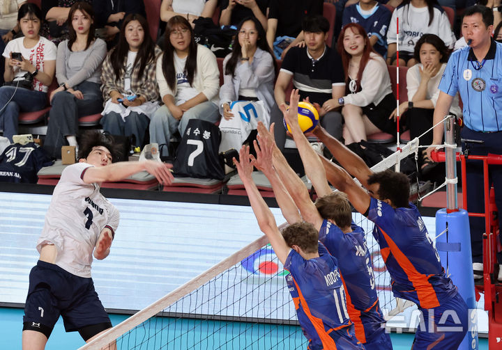 [천안=뉴시스] 강종민 기자 = 6일 충남 천안 유관순체육관에서 열린 2025 대한민국과 네덜란드 남자배구 국가대표 평가전에서 한국 허수봉의 강스파이크가 네덜란드 블로킹 벽에 막히고 있다. 2025.06.06. ppkjm@newsis.com