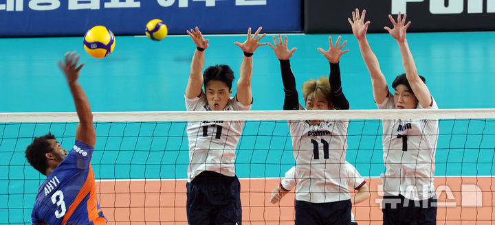 [천안=뉴시스] 강종민 기자 = 6일 충남 천안 유관순체육관에서 열린 2025 대한민국과 네덜란드 남자배구 국가대표 평가전에서 한국 임동혁, 차영석, 허수봉이 네덜란드 미힐 아히의 강스파크를 블로킹 하고 있다. 2025.06.06. ppkjm@newsis.com