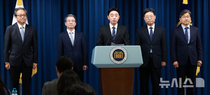 [서울=뉴시스] 고범준 기자 = 강훈식 비서실장이 6일 서울 용산구 대통령실 브리핑룸에서 조직개편안 및 1차 인선 발표 관련 브리핑을 하고 있다.   왼쪽부터 문진영 사회수석비서관, 김용범 정책실장, 강 비서실장, 하준경 경제성장수석, 류덕현 재정기획보좌관. 2025.06.06. bjko@newsis.com