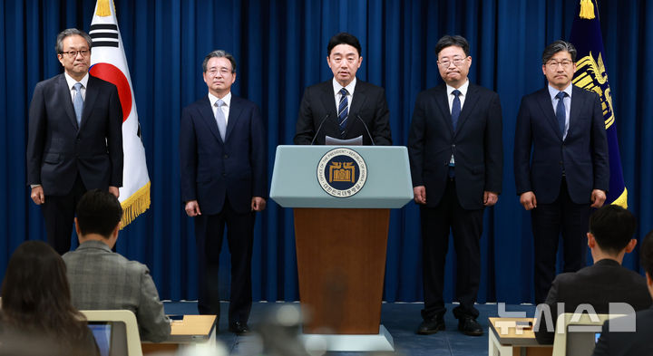 [서울=뉴시스] 고범준 기자 = 강훈식 비서실장이 6일 서울 용산구 대통령실 브리핑룸에서 조직개편안 및 1차 인선 발표 관련 브리핑을 하고 있다.  왼쪽부터 문진영 사회수석비서관, 김용범 정책실장, 강 비서실장, 하준경 경제성장수석, 류덕현 재정기획보좌관. 2025.06.06. bjko@newsis.com