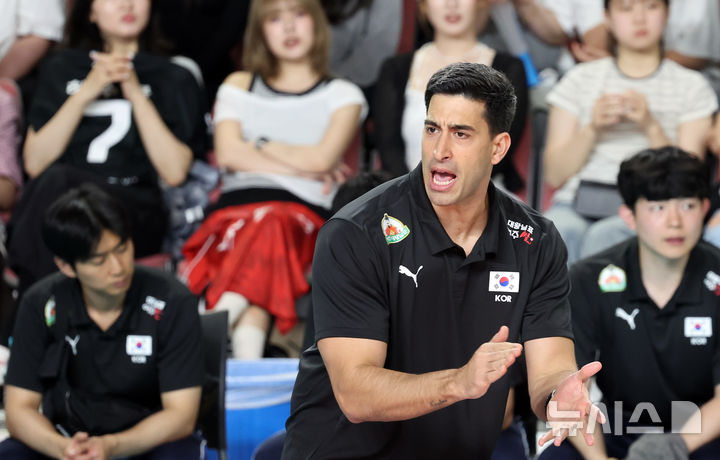 [천안=뉴시스] 강종민 기자 = 6일 충남 천안 유관순체육관에서 열린 2025 대한민국과 네덜란드 남자배구 국가대표 평가전에서 이사나예 라미레스 한국 감독이 작전지시를 하고 있다. 2025.06.06. ppkjm@newsis.com