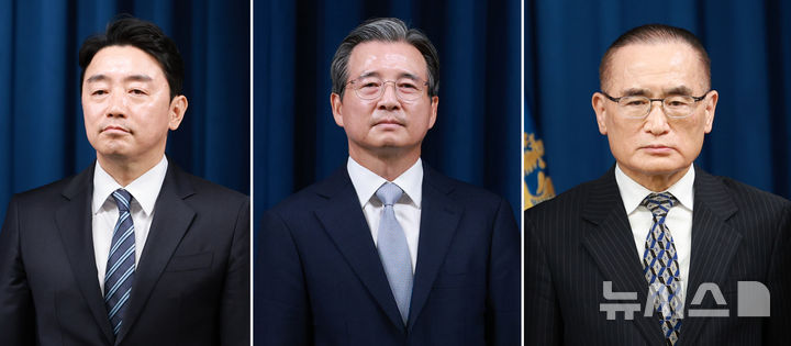 [서울=뉴시스] 고범준 기자 = 6일 이재명 대통령이 초대 대통령실 정책실장에 김용범(가운데) 전 기획재정부 1차관을 임명했다. 지난 4일에는 강훈식(왼쪽) 대통령비서실장, 위성락 국가안보실장 임명까지 3실장 인선을 완료했다. 2025.06.06. bjko@newsis.com