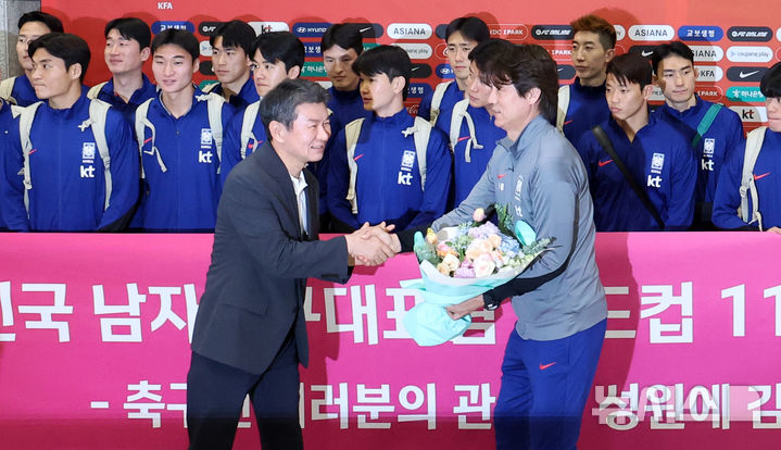 [인천공항=뉴시스] 김선웅 기자 = 이라크 원정 경기에서 승리해 북중미 월드컵 본선 진출에 성공한 축구 국가대표팀 홍명보 감독이 6일 인천국제공항을 통해 귀국해 정몽규 대한축구협회장으로부터 꽃다발을 전달받고 있다. 2025.06.06. mangusta@newsis.com