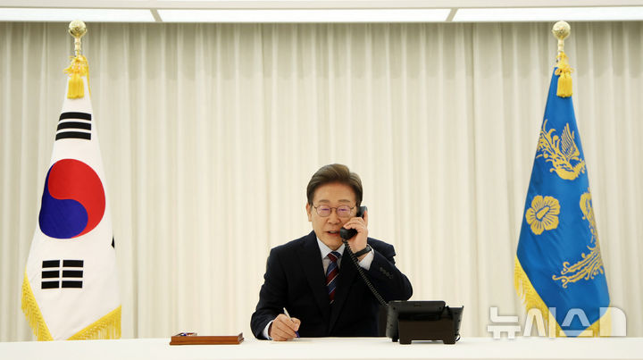 [서울=뉴시스] 고범준 기자 = 이재명 대통령이 6일 서울 한남동 관저에서 도널드 트럼프 미국 대통령과 전화 통화를 하기 위해 수화기를 들고 있다. 2025.06.06. bjko@newsis.com