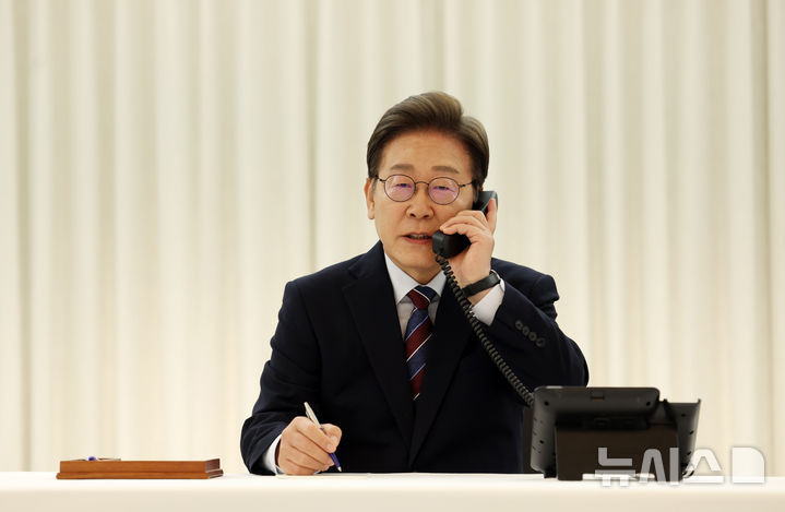 [서울=뉴시스] 고범준 기자 = 이재명 대통령이 6일 서울 한남동 관저에서 도널드 트럼프 미국 대통령과 전화 통화를 하기 위해 수화기를 들고 있다. 2025.06.06. bjko@newsis.com