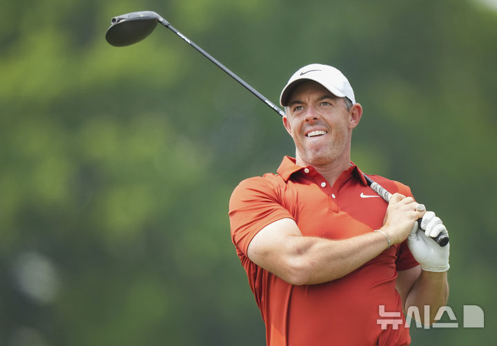 [토론토=AP/뉴시스] 남자골프 세계랭킹 2위 로리 매킬로이(북아일랜드)가 6일(현지 시간) 캐나다 토론토의 TPC 토론토 노스 코스에서 열린 미국프로골프(PGA) 투어 RBC 캐나다 오픈 2라운드에서 5번 홀 티샷을 하고 있다. 2025.06.07.