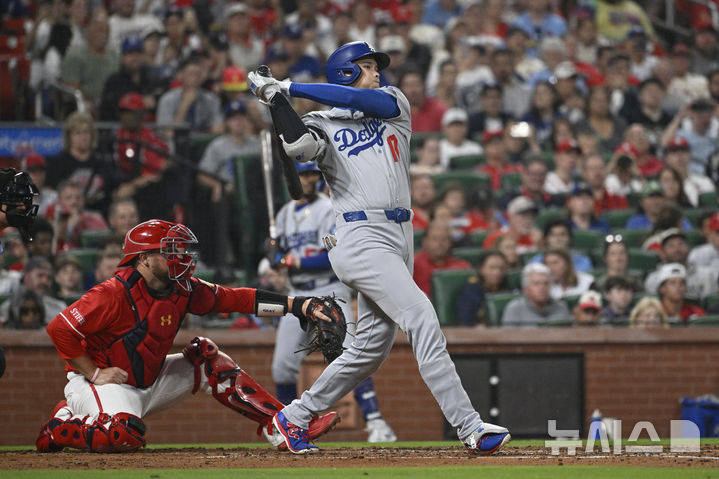 [세인트루이스=AP/뉴시스] 메이저리그(MLB) LA 다저스의 오타니 쇼헤이가 7일(한국 시간) 미국 미주리주 세인트루이스의 부시스타디움에서 열린 2025 MLB 세인트루이스 카디널스와의 경기 3회초 안타를 치고 있다. 2025.06.07.