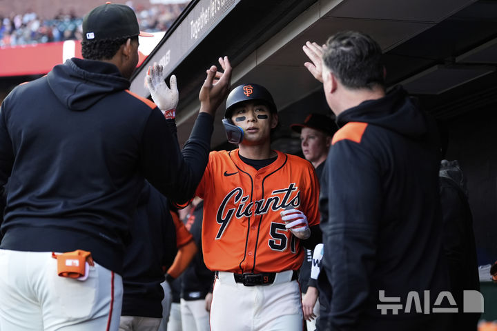 [샌프란시스코=AP/뉴시스] 메이저리그(MLB) 샌프란시스코 자이언츠의 이정후(가운데)가 6일(현지 시간) 미국 캘리포니아주 샌프란시스코의 오라클 파크에서 벌어진 2025 MLB 애틀랜타 브레이브스와의 경기 1회 득점한 뒤 동료들에게 축하를 받고 있다. 2025.06.07.