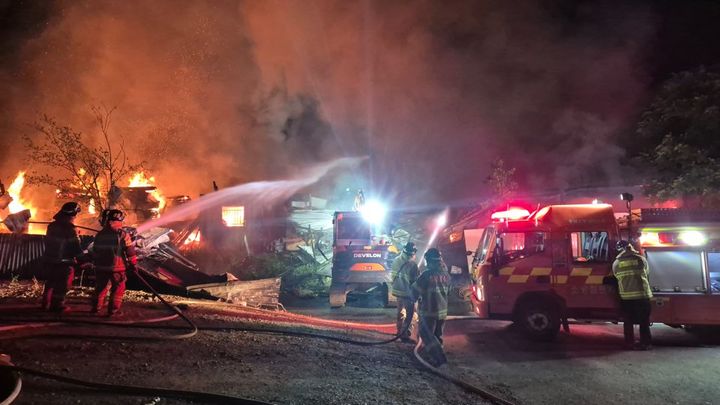 [금산=뉴시스] 지난 6일 밤 11시19분께 충남 금산군 금성면 상가리 제재조에서 불이 나 소방대원들이 진화에 나서고 있다. (사진=금산소방서 제공) 2025.06.07. photo@newsis.com *재판매 및 DB 금지