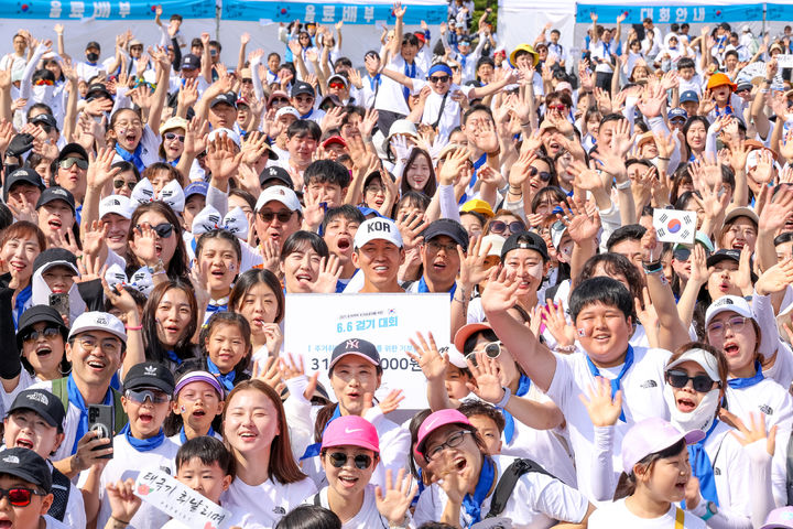 [서울=뉴시스] 가수 션이 현충일을 맞아 시민 2200명과 함께 6.6㎞ 걷기대회을 열었다. 이를 통해 국가유공자에게 3억1600만 원을 기부했다. (사진 =한국해비타트 제공) 2025.06.07. photo@newsis.com *재판매 및 DB 금지