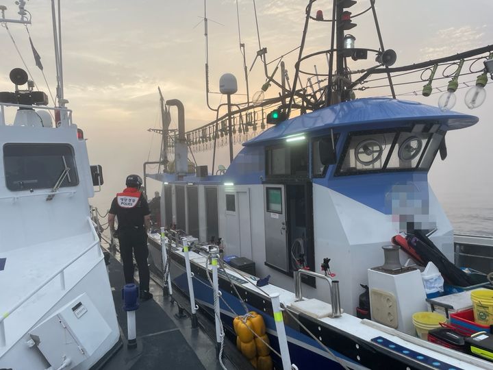 [부산=뉴시스] 상선과 충돌한 낚시어선(오른쪽). (사진=부산해경 제공) 2025.06.07. photo@newsis.com *재판매 및 DB 금지