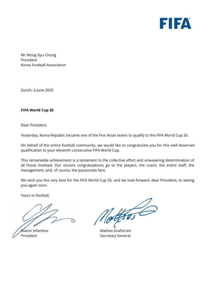 [서울=뉴시스] 정몽규 대한축구협회장에게 축하 서신을 전한 잔니 인판티노 FIFA 회장. (사진=대한축구협회 제공) *재판매 및 DB 금지
