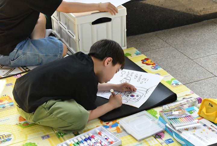 [서울=뉴시스]전쟁기념사업회는 현충일인 지난 6일 전쟁기념관에 역대 최다 관람객이 방문했다고 7일 밝혔다. 사진은 현충일 당일 전쟁기념관에서 그림대회에 참가한 아이의 모습. (사진=전쟁기념사업회 제공) 2025.06.07. *재판매 및 DB 금지