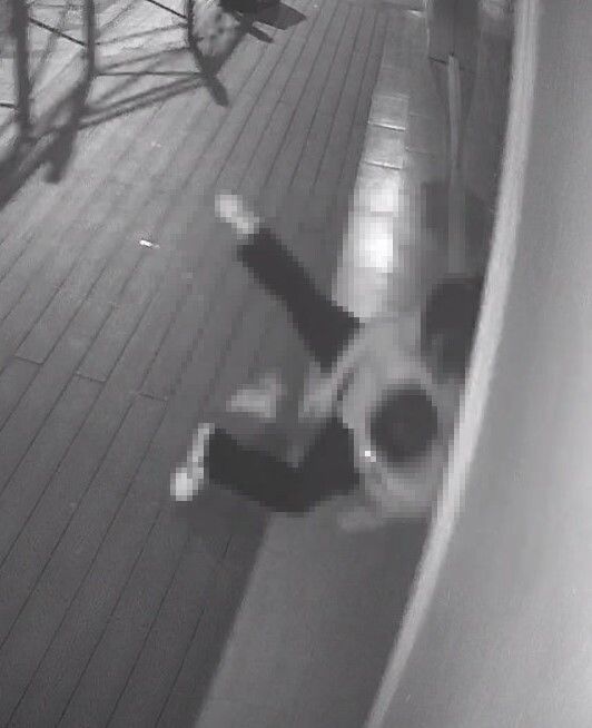 [서울=뉴시스] A씨가 올린 CCTV 사진.(사진=아프니까 사장이다 갈무리) *재판매 및 DB 금지