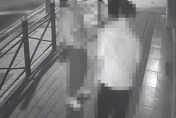 [서울=뉴시스] A씨가 올린 CCTV 사진.(사진=아프니까 사장이다 갈무리) *재판매 및 DB 금지