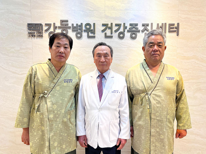 [구미=뉴시스] 신재학 병원장이 건강검진을 받은 국가유공자들과 기념사진을 찍고 있다. (사진=구미강동병원 제공) 2025.06.07 photo@newsis.com *재판매 및 DB 금지