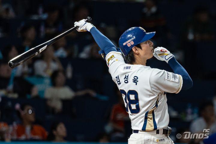 [서울=뉴시스] 프로야구 NC 다이노스 김성욱이 2024년 9월19일 창원NC파크에서 열린 한화 이글스와의 2024 신한 쏠뱅크 KBO리그 경기에서 안타를 치고 있다. (사진=NC 다이노스 제공) 2024.09.19. *재판매 및 DB 금지