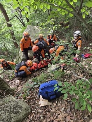 [서산=뉴시스] 7일 오전 8시56분께 충남 서산시 팔봉면 팔봉산 2봉 코끼리바위 인근에서 A(40)씨가 30m 아래로 굴러 떨어지는 사고가 나 현장에 출동한 소방대원들이 구조에 나서고 있다. (사진=서산소방서 제공) 2025..06.07. photo@newsis.com *재판매 및 DB 금지
