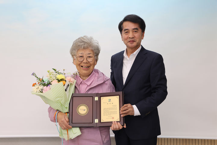 김양수(왼쪽) 소장과 최재형 보은군수(사진=보은군 제공) *재판매 및 DB 금지