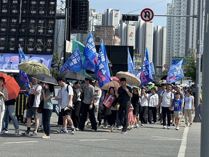 [대전=뉴시스] 김도현 기자 = 7일 오후 대전 동구 소제동 인근에서 대전퀴어문화축제 반대집회를 벌인 시민단체 등이 행진을 벌이고 있다. 2025.06.07.kdh1917@newsis.com *재판매 및 DB 금지